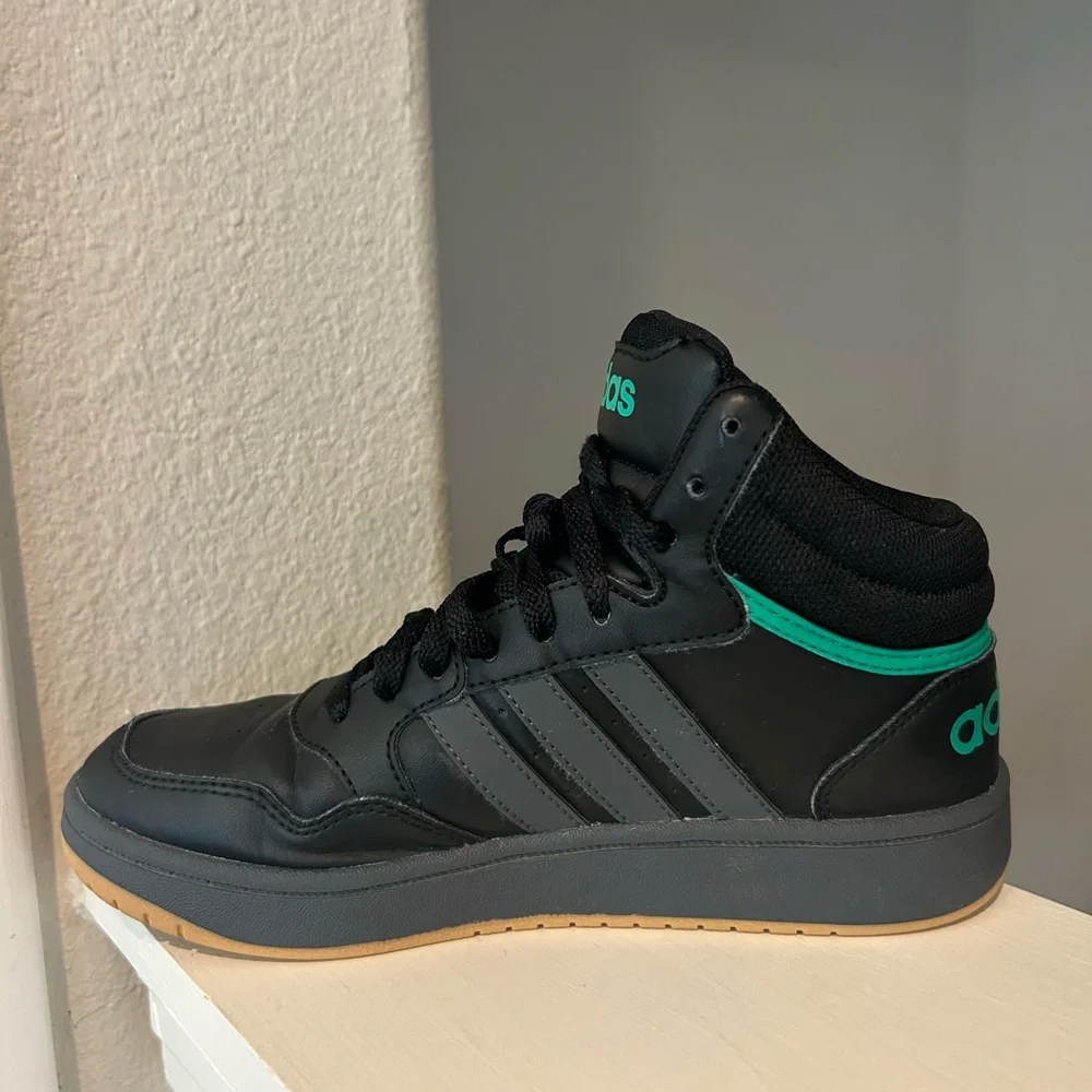 Adidas kids Hoops Mid 3.0 GZ9648 Black Green Gum Bottom Youth Size 4Y - Picture 5 of 9
